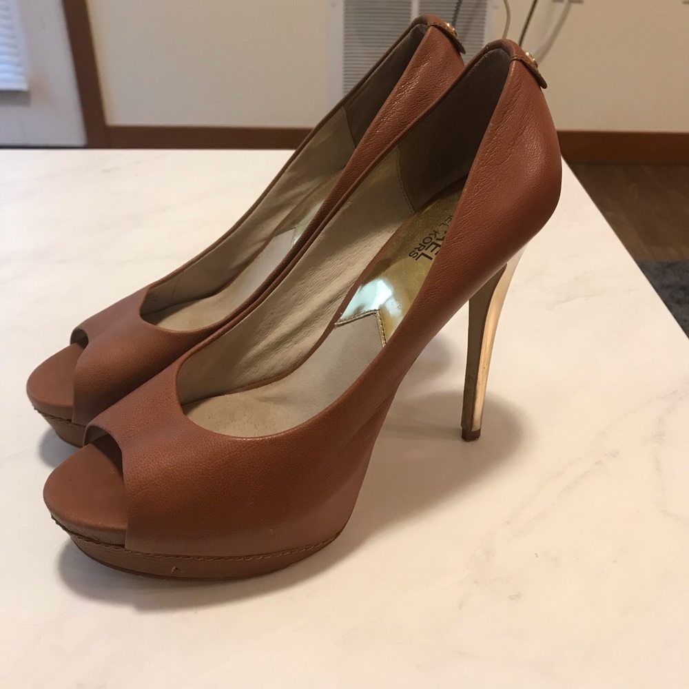 Michael Kors tan heels with gold